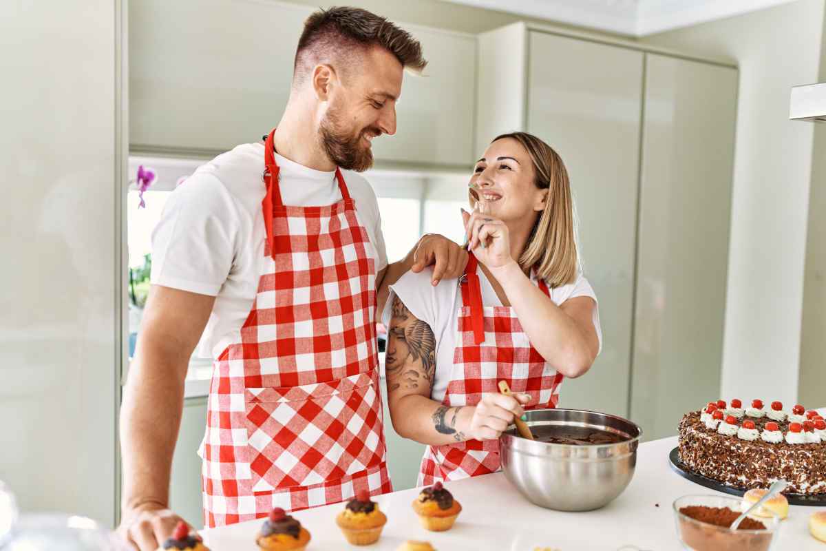 coppia prepara un dolce insieme