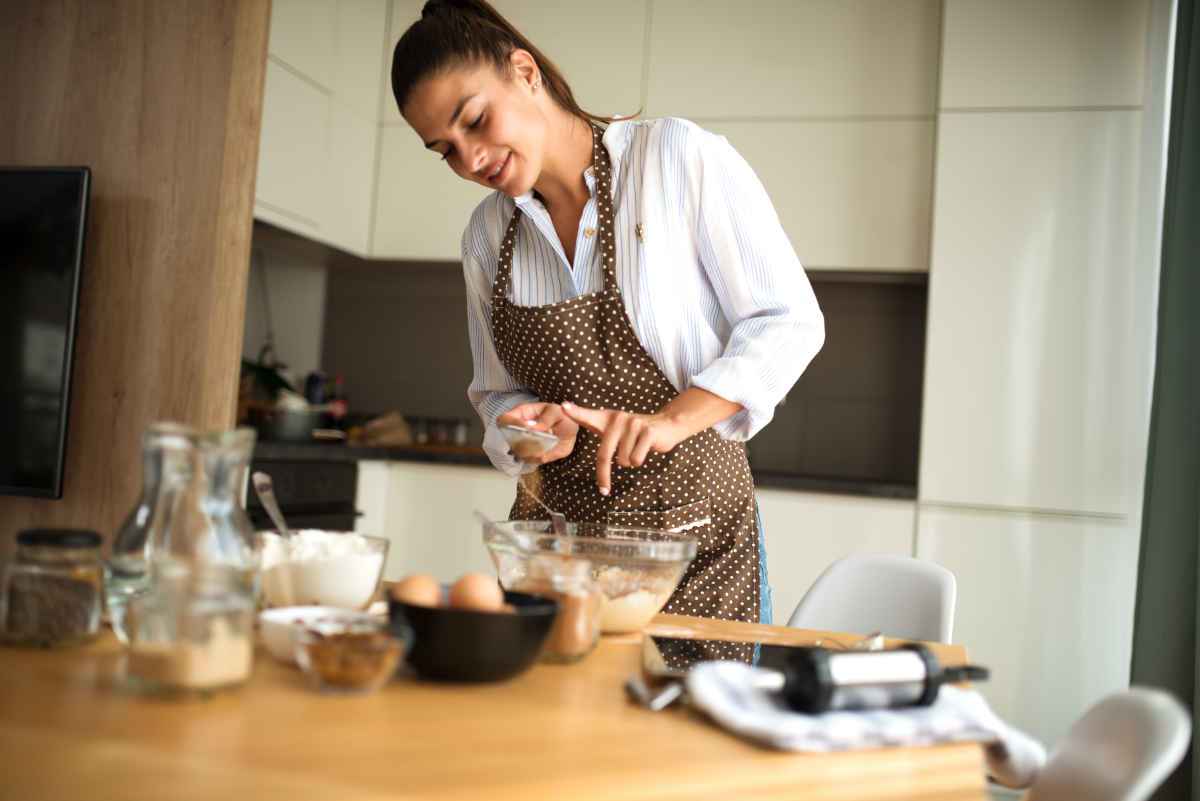 donna sta preparando la ricetta del giorno per un dolcetto facile e veloce