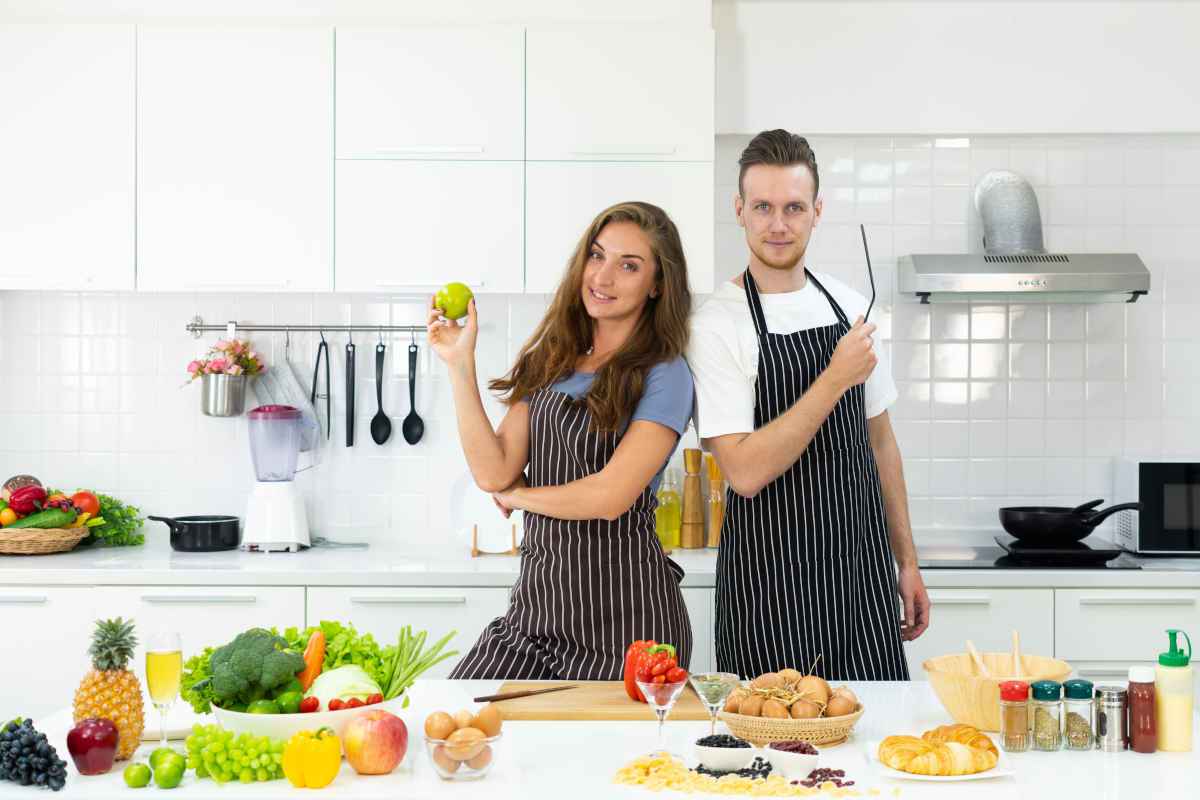 due cuochi amatoriali cucinano la ricetta del giorno