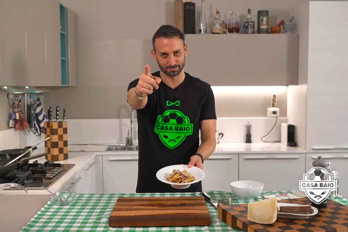 manuele baiocchini prepara i rigatoni alla gricia in casabaio