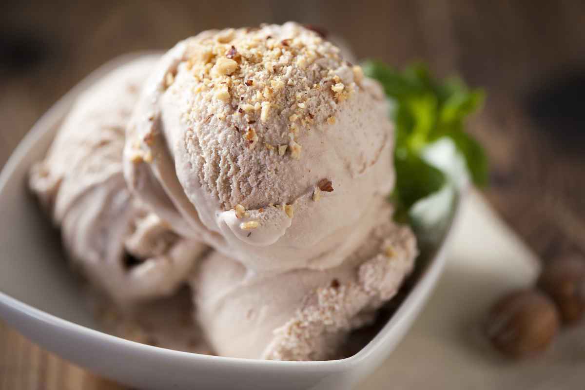 coppa con palline di gelato alla nocciola