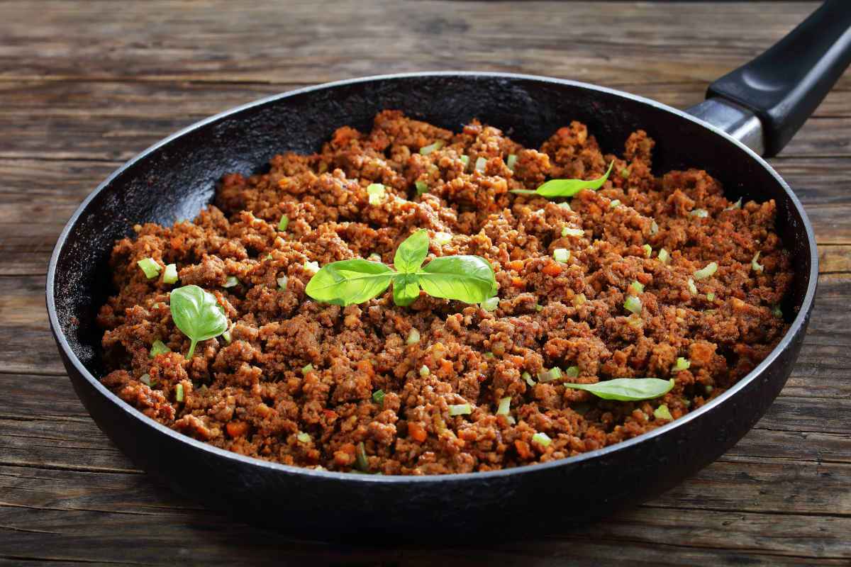 padella con sugo di carne macinata