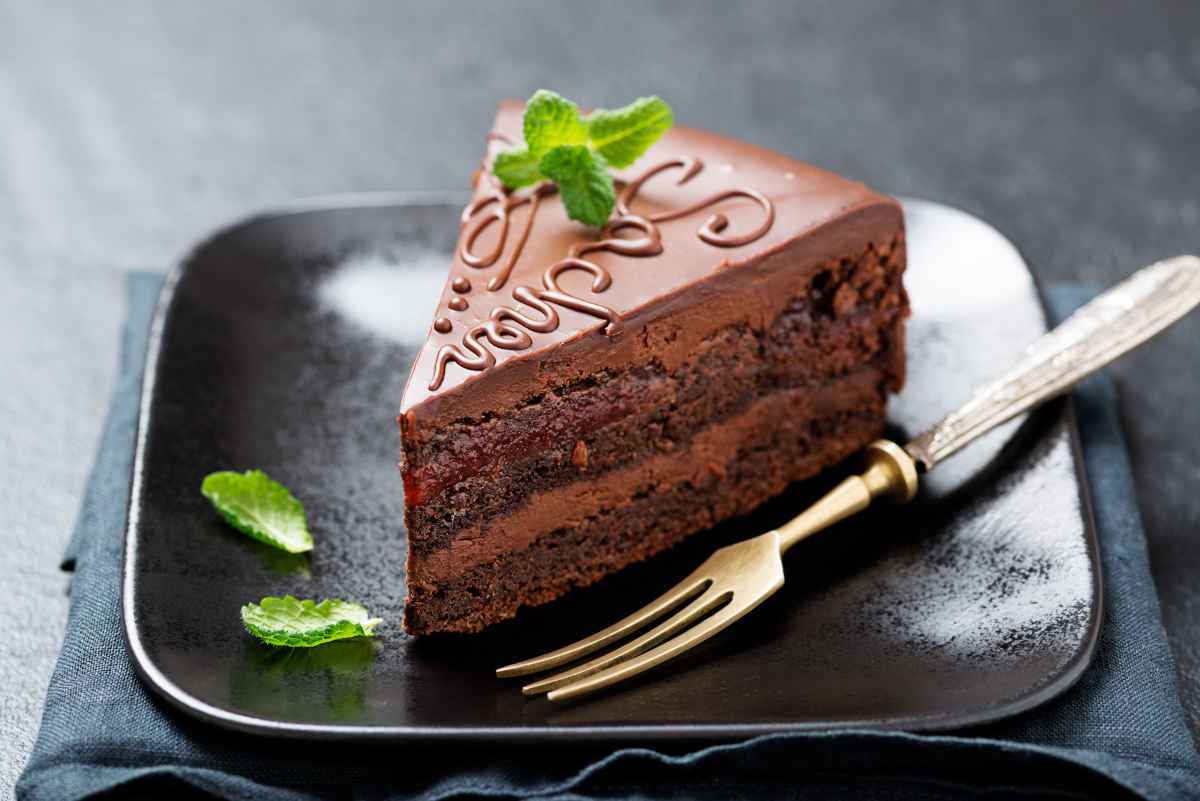 fetta di sacher torte nel piatto nero