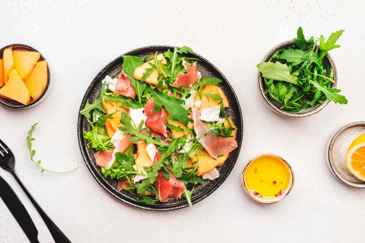 piatto con antipasto di rucola prosciutto crudo e melone