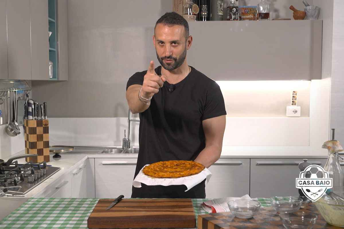 Manuele Baiocchini prepara la frittata di spaghetti in CasaBaio