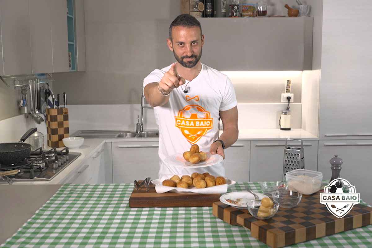 Manuele Baiocchini che prepara nella cucina di Casabaio delle polpette di riso