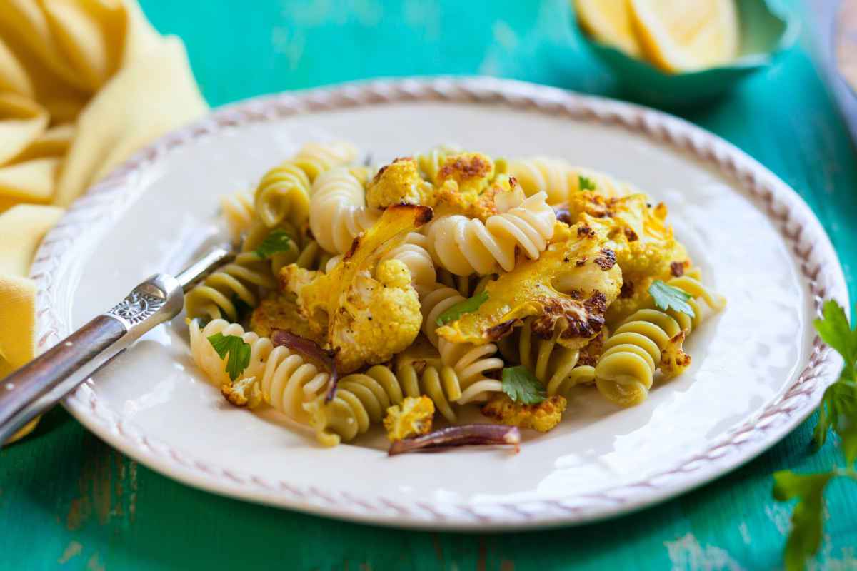 piatto di pasta tipo fusilli con cavolfiori