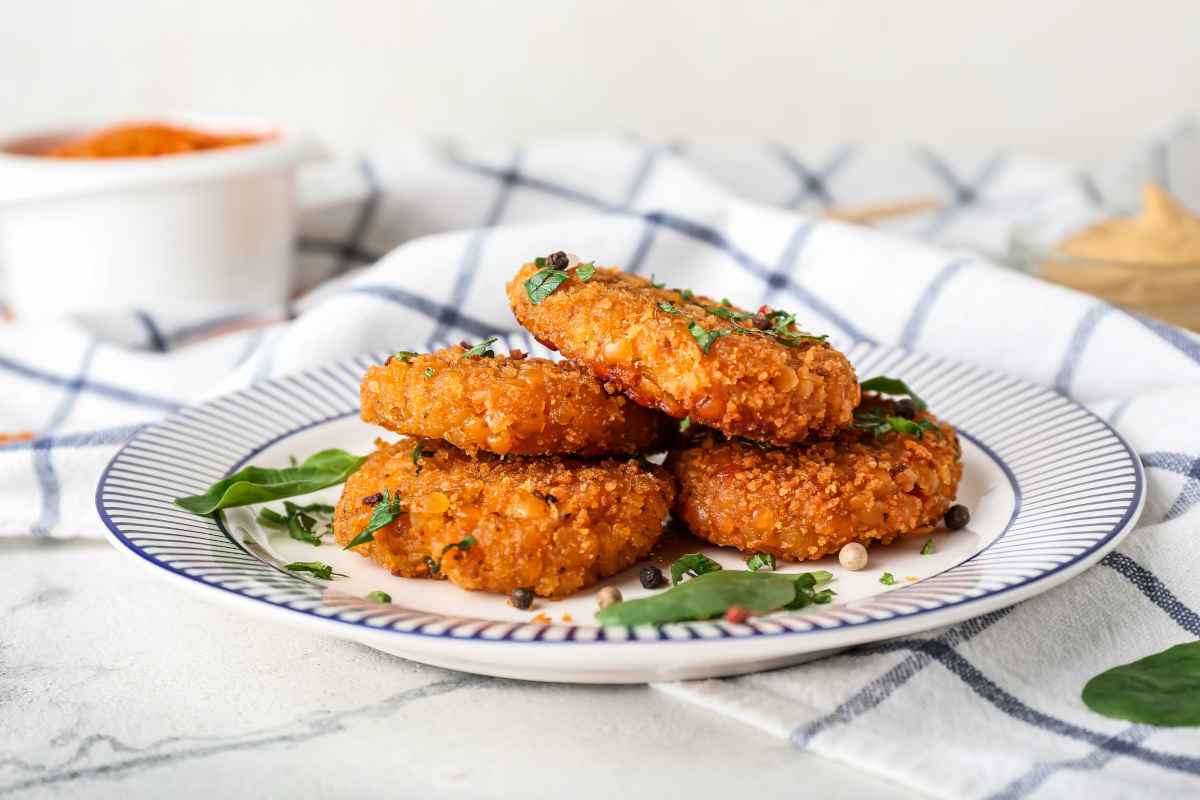 piatto da portata con sfiziose cotolette vegetariane