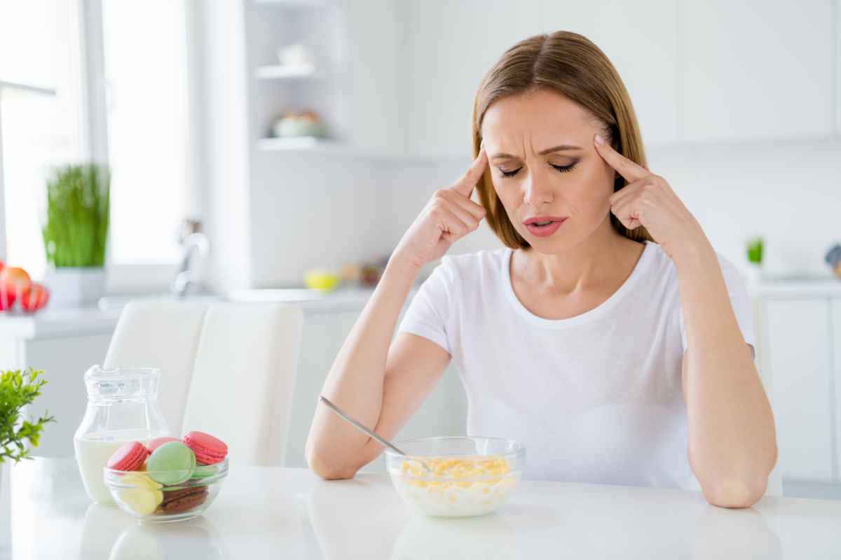 donna fa colazione dopo aver preso una sbornia