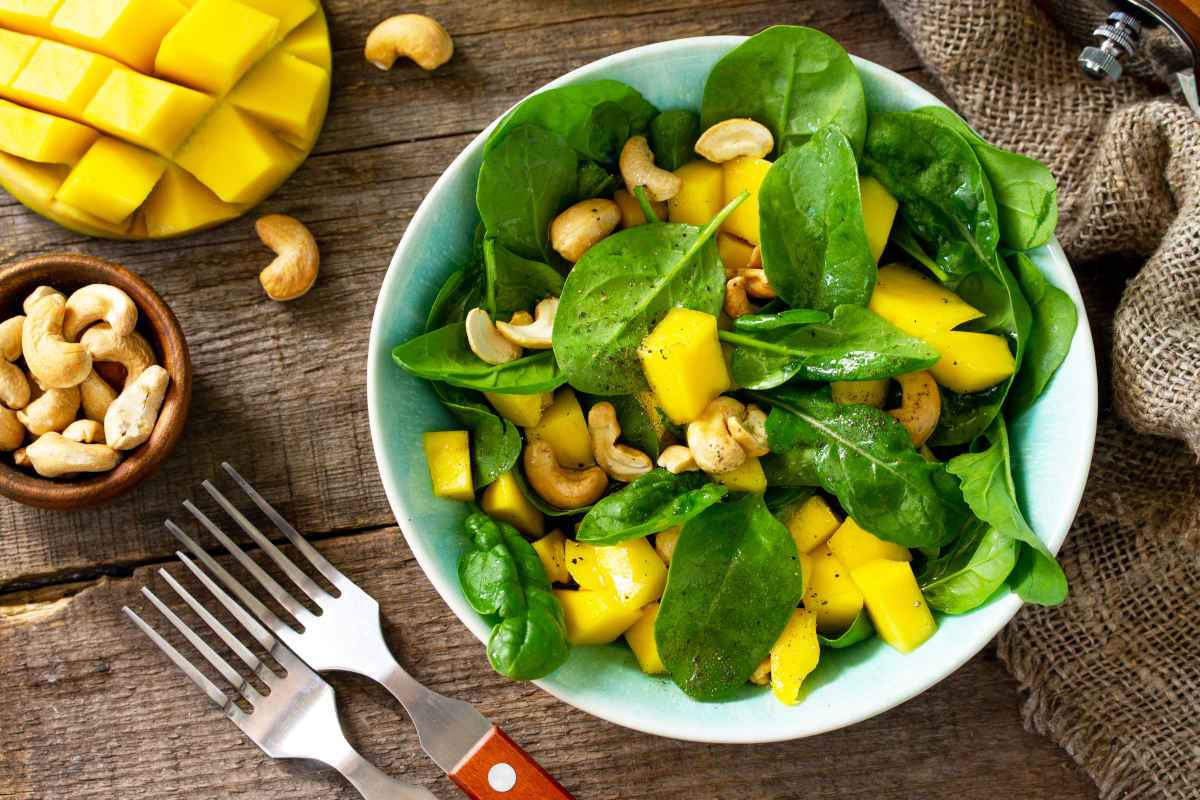 piatto di insalata di spinaci per il menu per studenti sotto esami