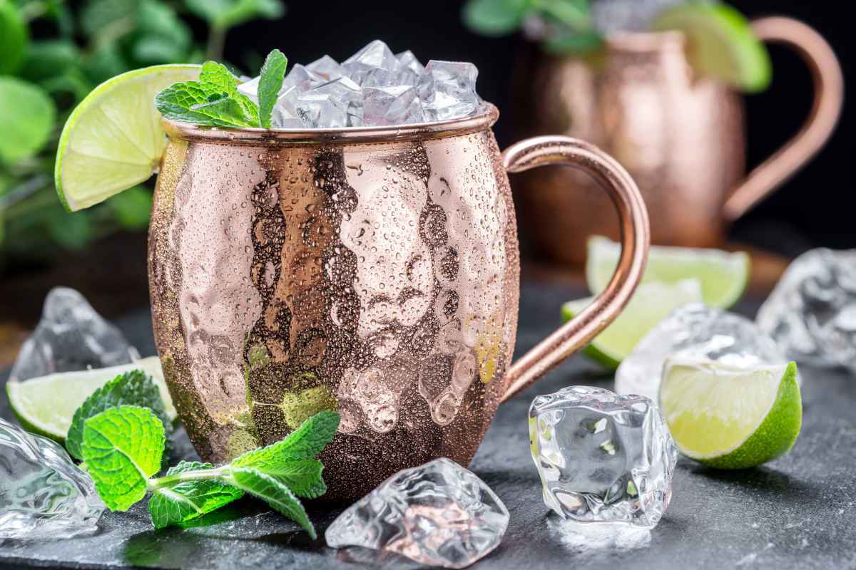 boccale di rame colmo di ghiaccio con moscow mule