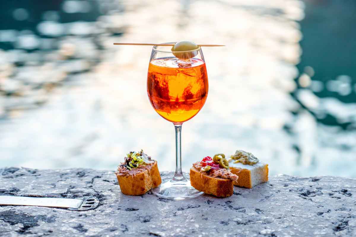 calice con spritz e stuzzichini misti