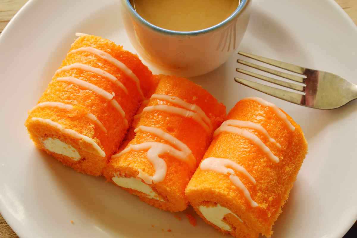 roll dolci all'arancia con crema alla panna su vassoio