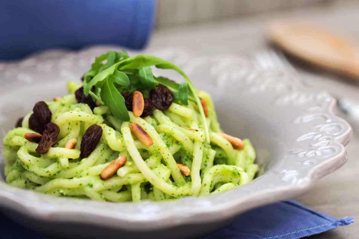 piatto di troccoli con uva passa e pinoli