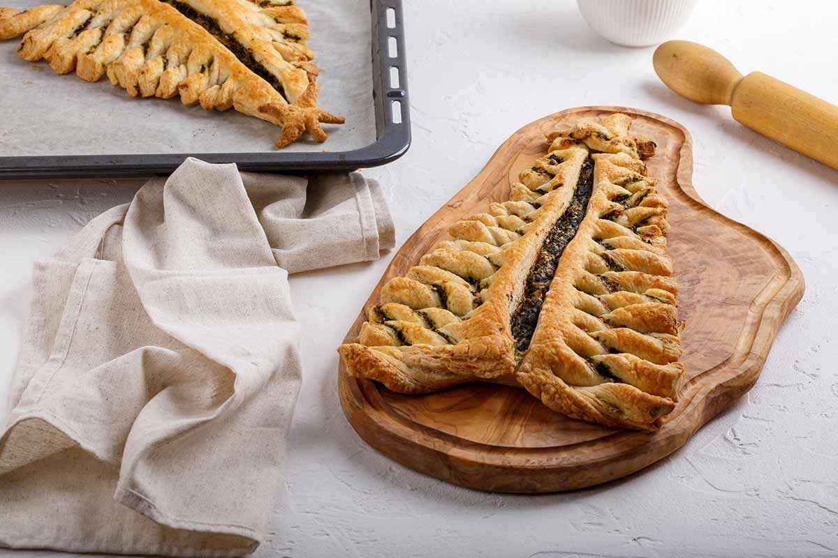 Albero di natale di pasta sfoglia salato con verdure