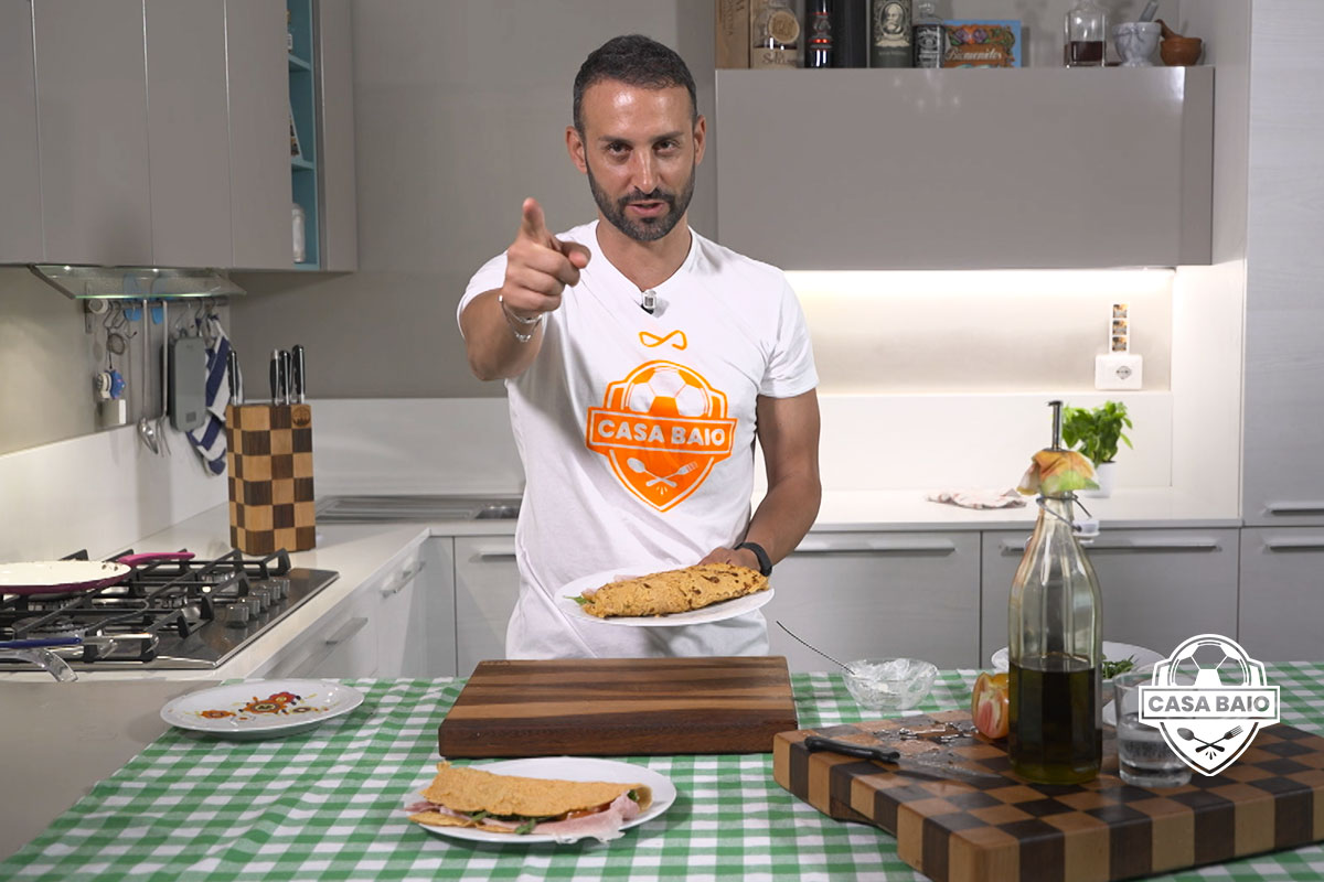 Manuele Baiocchini prepara le crepes di lenticchie rosse in CasaBaio