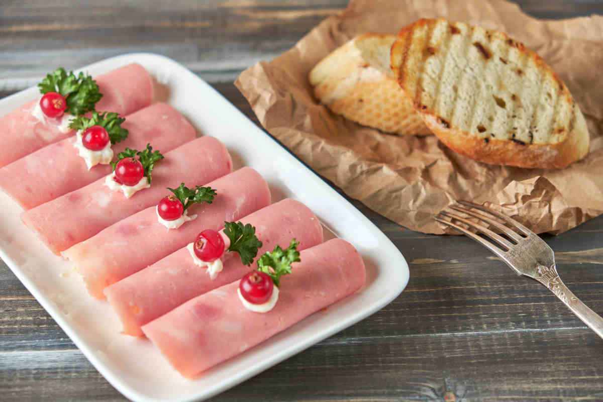 vassoio con involtini di prosciutto cotto al formaggio