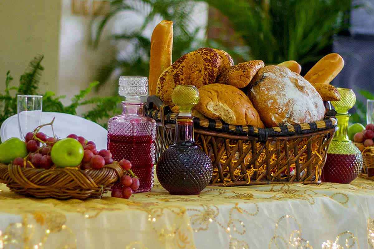 tavola con esempio di piatti tipici dell'Antica Roma