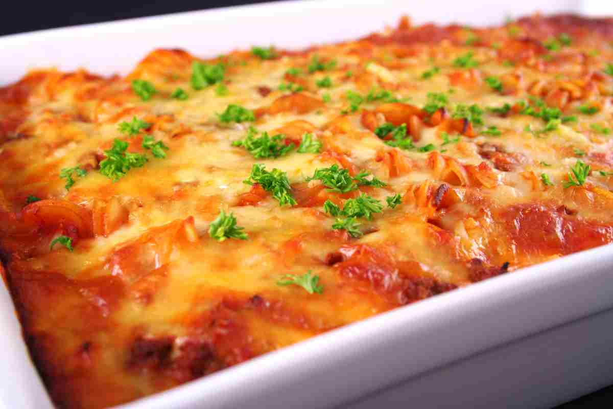 Pasta al forno con sugo di pomodoro con basilico fresco