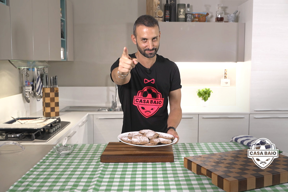 Manuele Baiocchini prepara i biscotti cannella cioccolato in casabaio