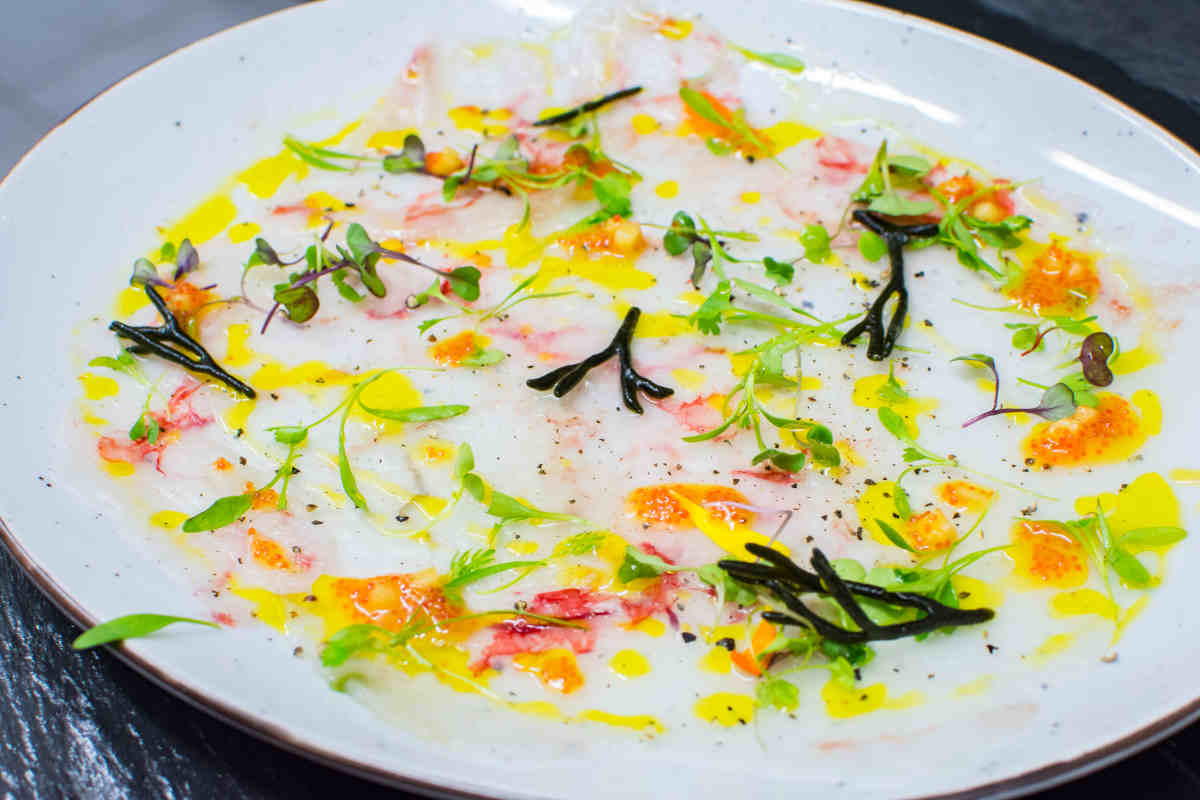 vassoio con carpaccio di pesce e erbette aromatiche