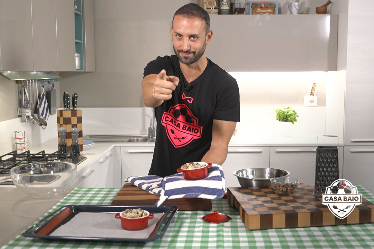 Manuele Baiocchini in CasaBaio prepara la zuppa di cipolle alla francese