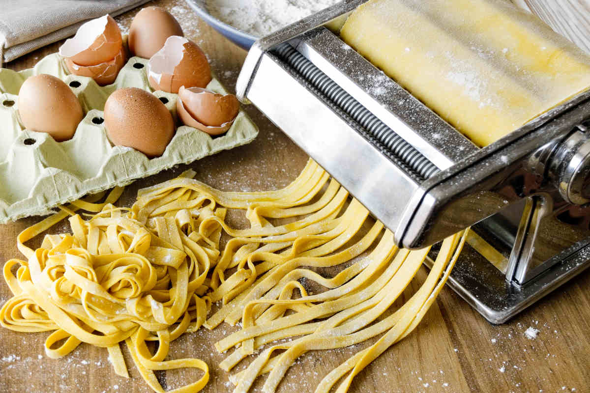 pasta fresca con uova e macchinetta per stendere la sfoglia