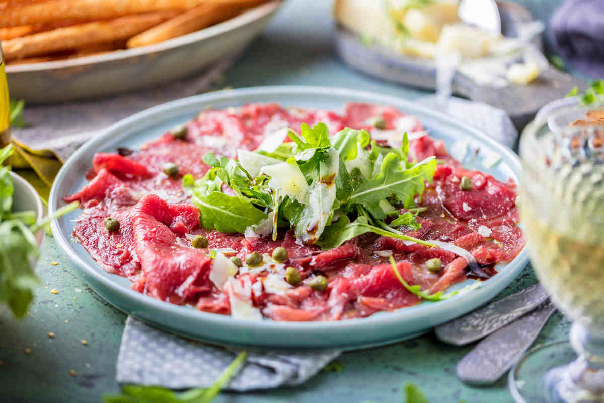 piatto di carpaccio per antipasti di carne facili e sfiziosi