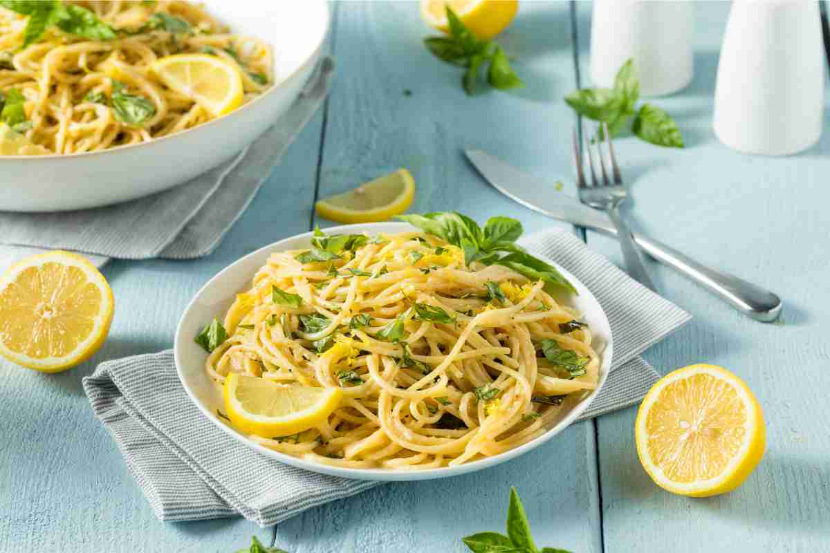 Spaghetti con pesto alla sorrentina