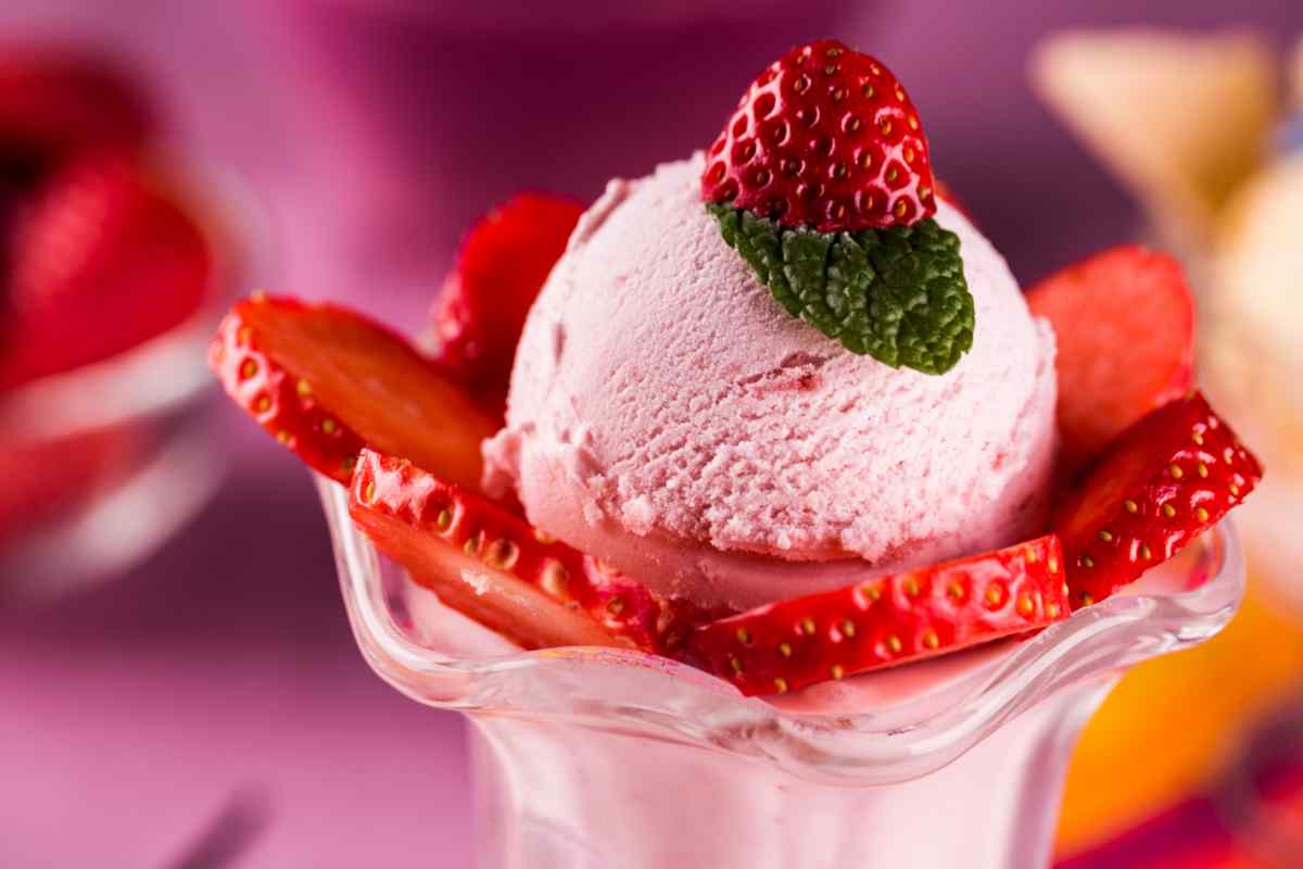 Gelato alla fragola artigianale fatto in casa