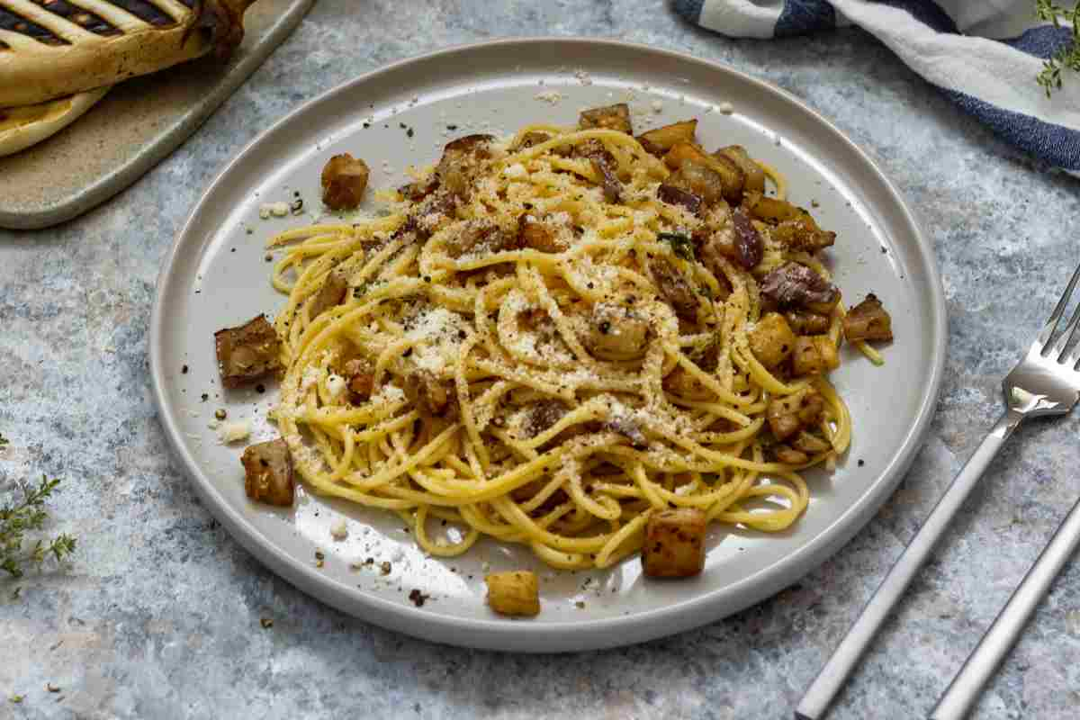 Pasta alla siciliana in bianco con melanzane ricetta