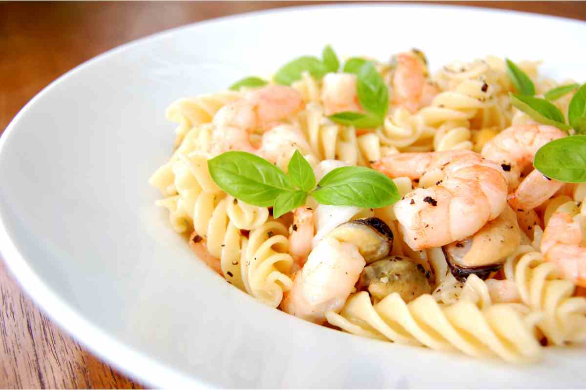 Pasta sfiziosa economica con frutti di mare