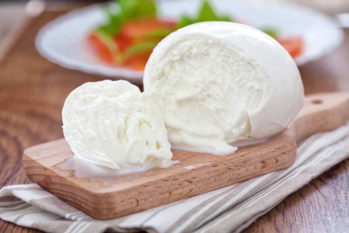 Mai gettare l'acqua della mozzarella: ecco perché