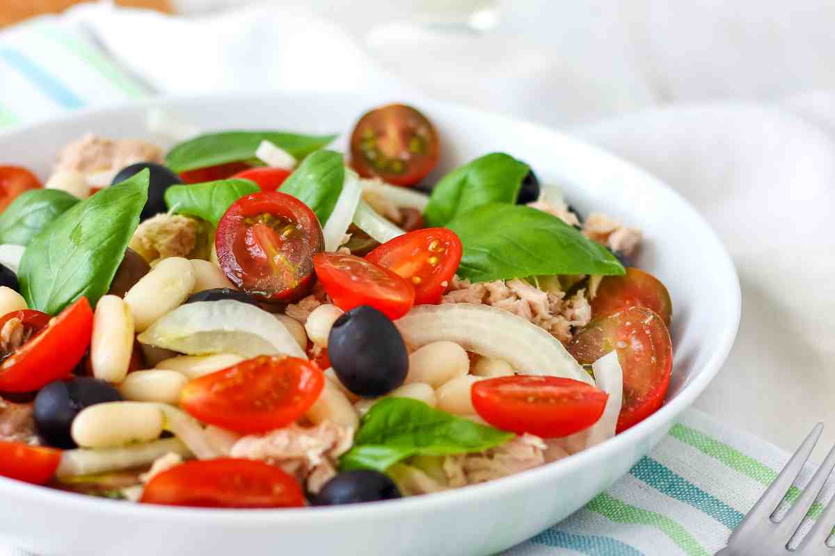 Insalata di pomodori con tonno e fagioli ricetta