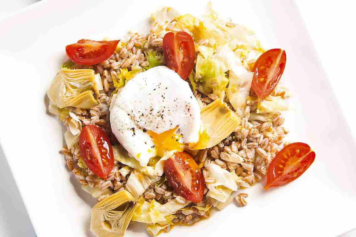 insalata di farro fredde sfiziosa con pomodorini e uovo