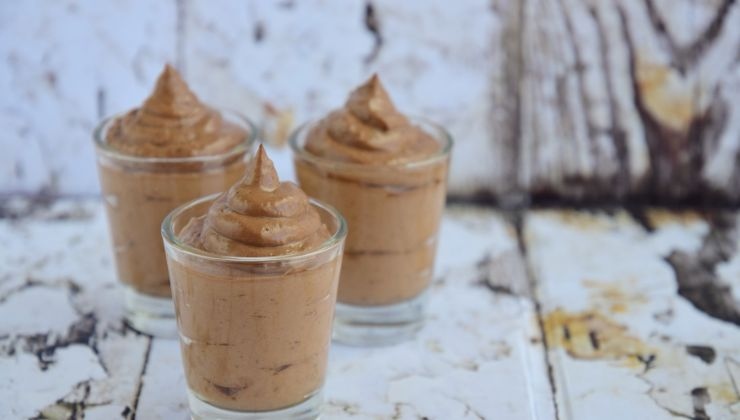 Mousse di caffè fresca e deliziosa