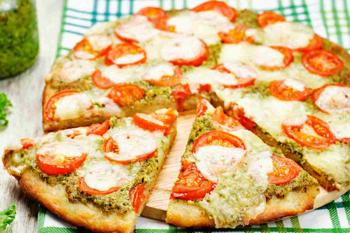 Pizza estiva pesto mozzarella e pomodoro fresco