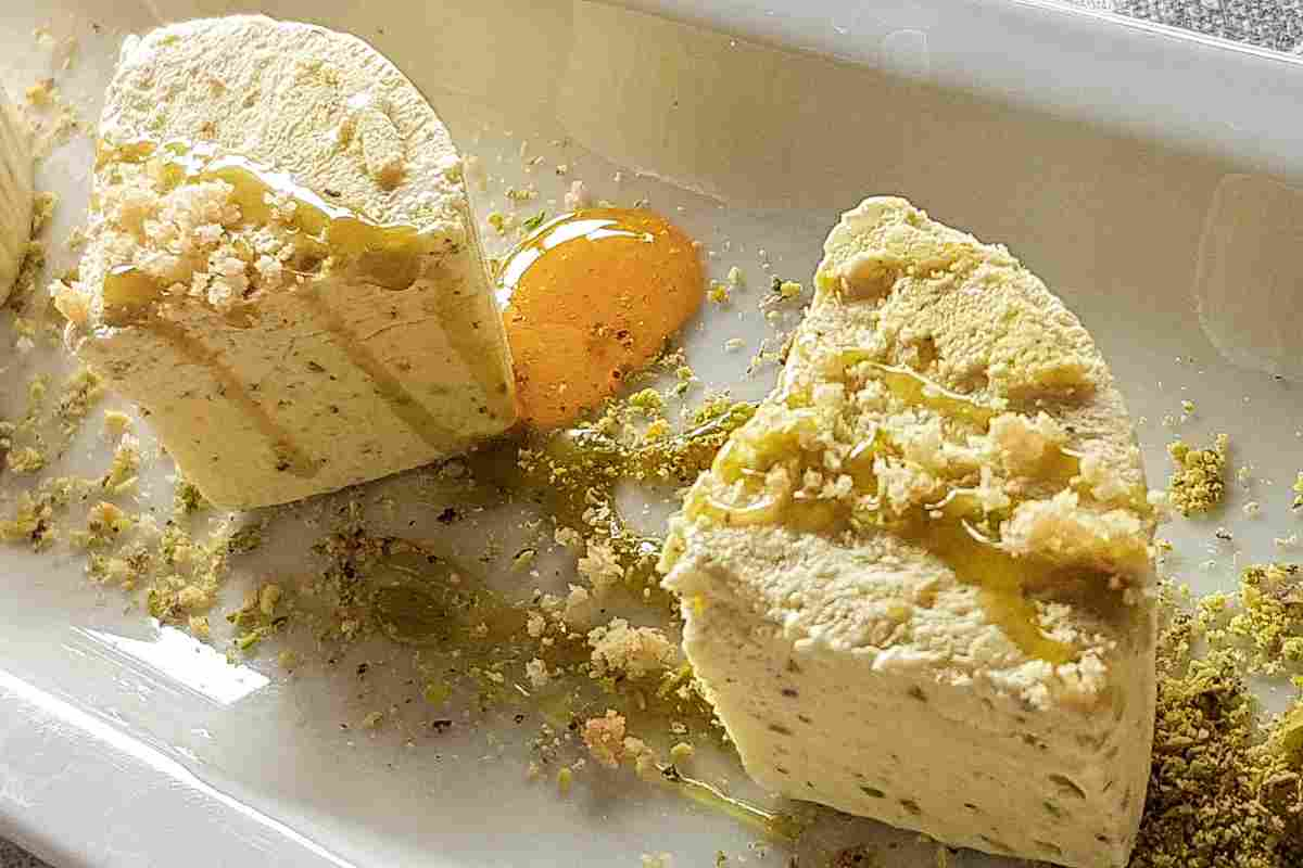 monoporzioni di semifreddo al pistacchio in un vassoio rettangolare