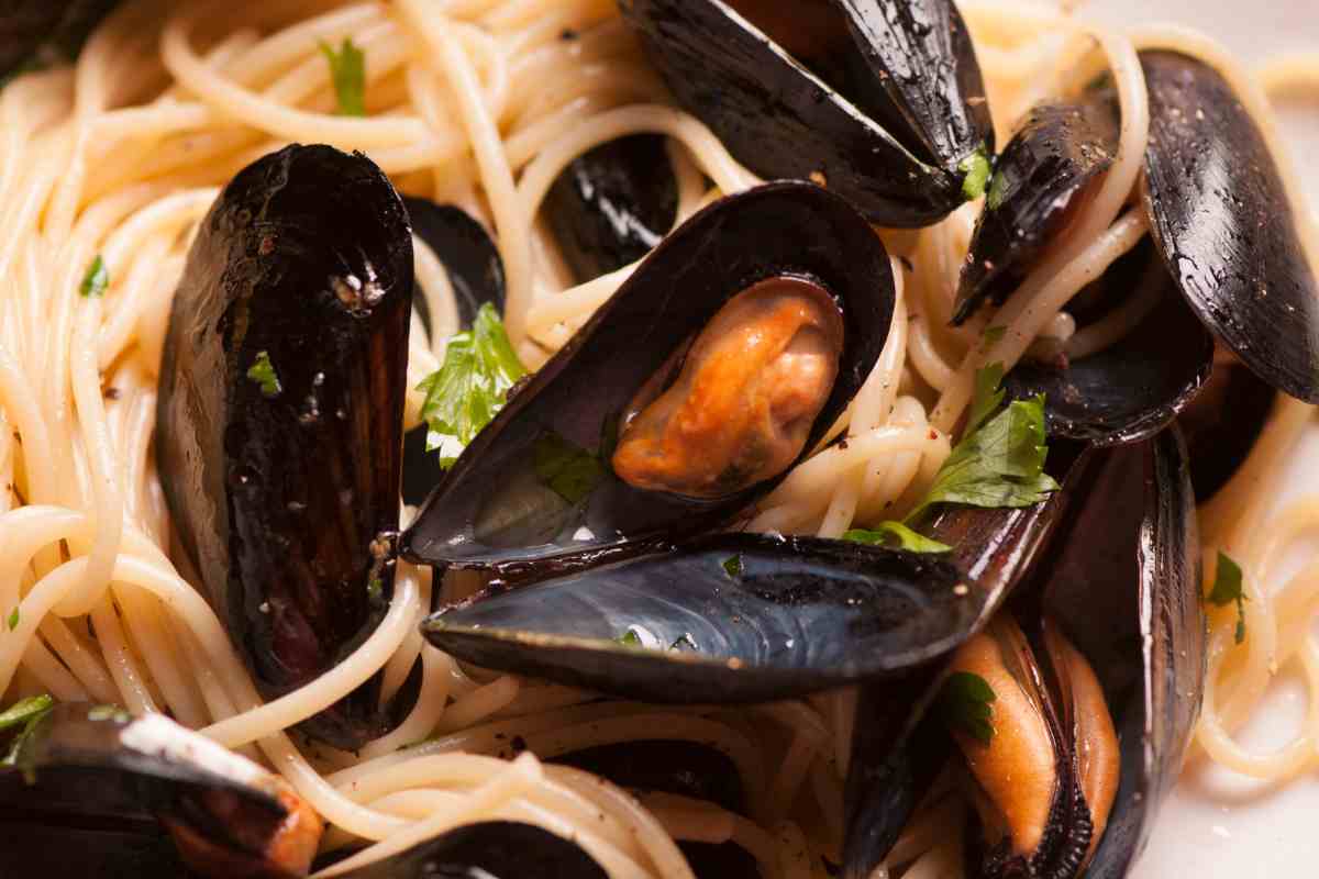 Spaghetti con le cozze in bianco ricetta