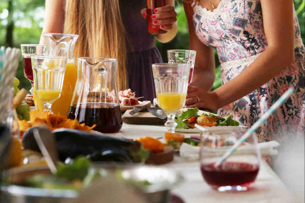 Amiche che festeggiano a tavola durante una cena importante dopo il lavoro