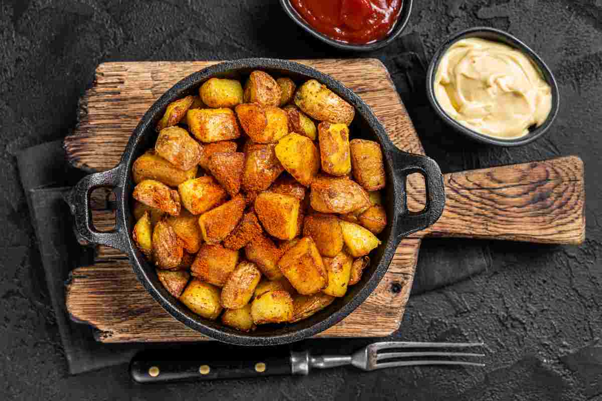 come fare le patatas bravas per una cena spagnola