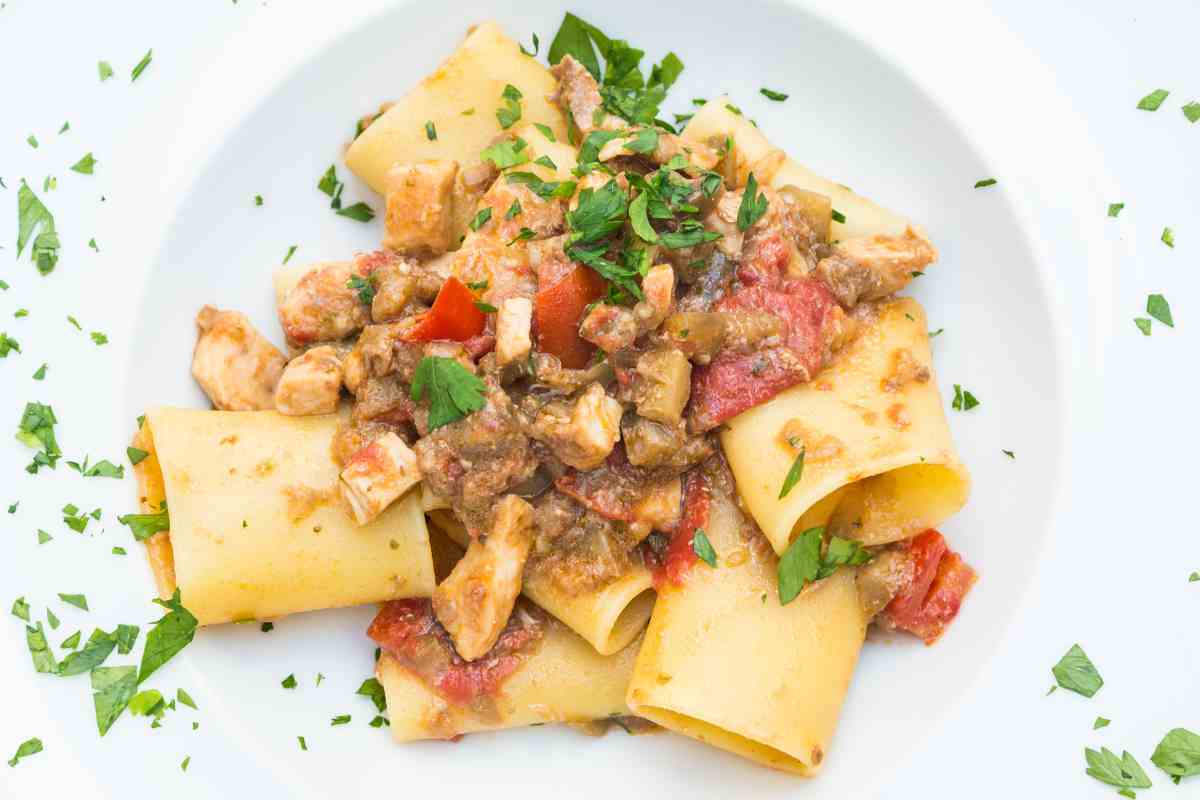 piatto di pasta con ragù di pesce spada spolverata con prezzemolo tritato