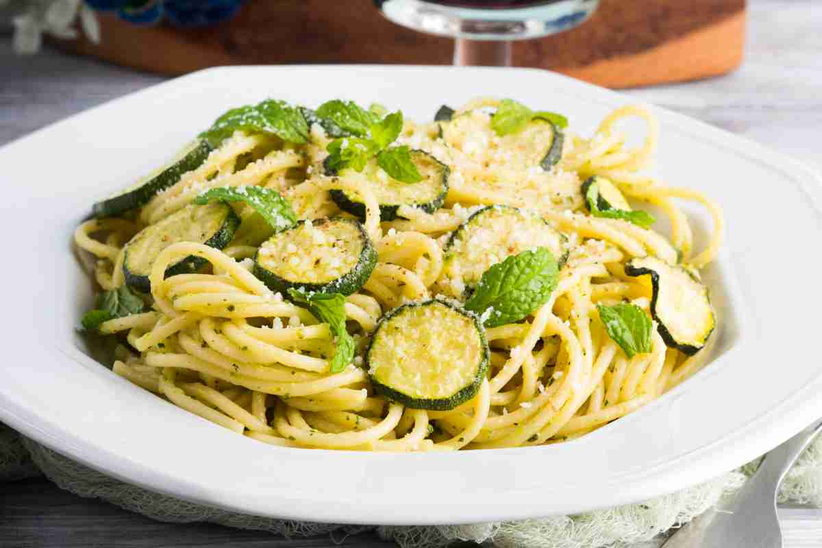 Spaghetti con zucchine fritte