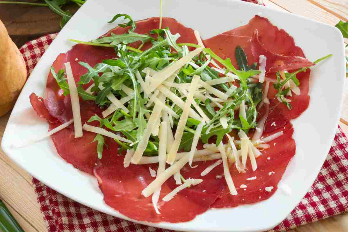 Bresaola rucola e grana ricetta antipasto semplice sfizioso