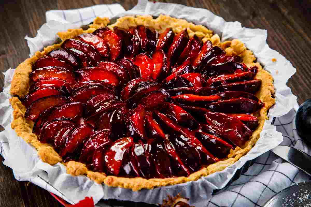 Crostata con prugne fresche