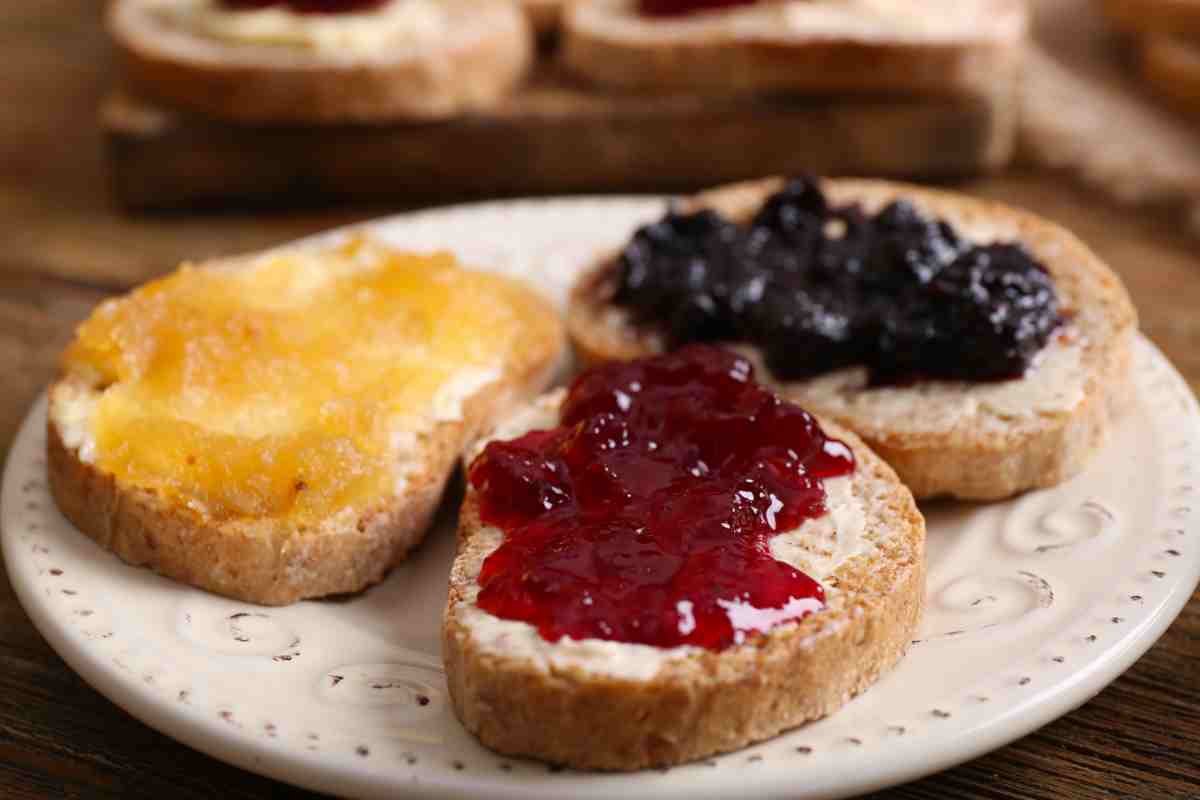 Merenda sana con fette di pane e marmellata