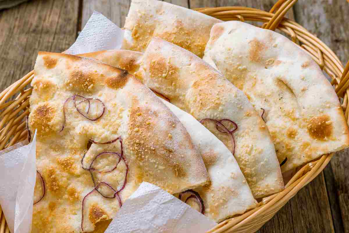 Schiacciata di cipolle ricetta senza lievito