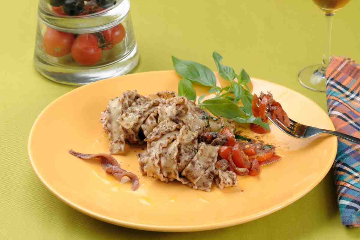 pasta facile con tonno acciughe e pomodori