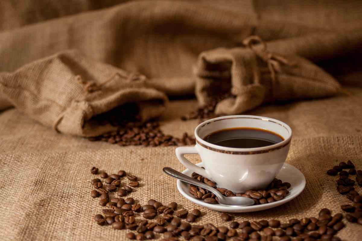 caffè bruciato acqua sporca