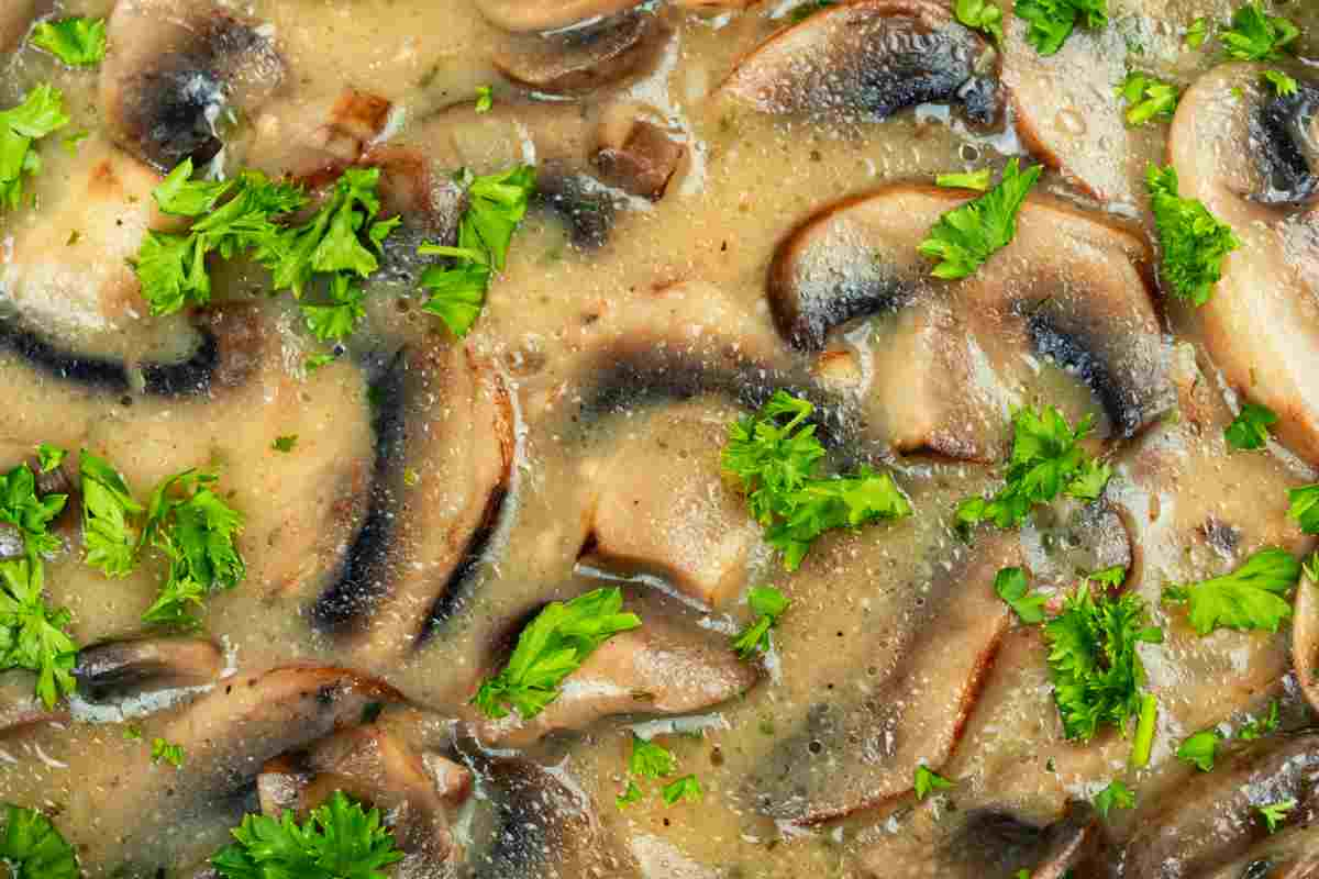 Funghi trifolati visti da molto vicino dentro a una padella